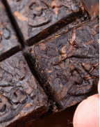 Brique de thé Pu-erh mûr de montagne Bu Lang