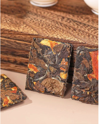 Thé blanc aux écorces de mandarine (Chenpi) Thé blanc aux écorces de mandarine (Chenpi)