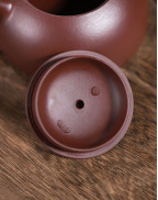 Théière classique en argile violette en forme de demi-lune