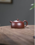 Théière classique en argile violette en forme de demi-lune
