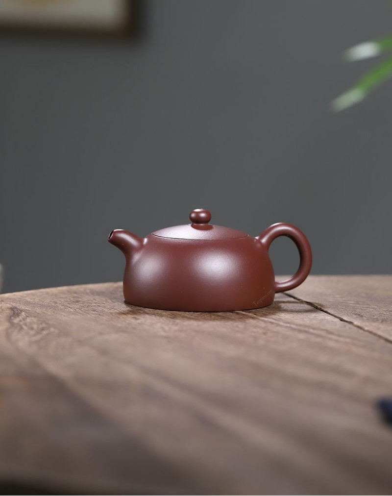 Théière classique en argile violette en forme de demi-lune