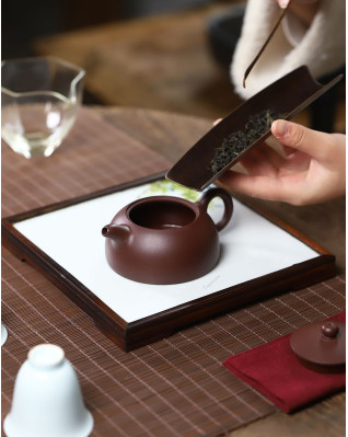 Théière classique en argile violette en forme de demi-lune Théière classique en argile violette en forme de demi-lune