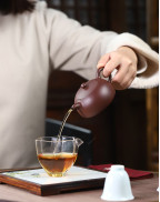 Théière classique en argile violette en forme de demi-lune