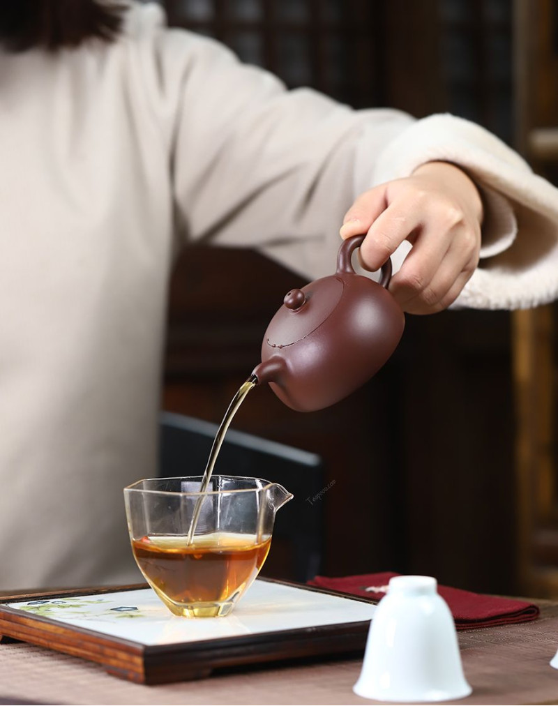 Théière classique en argile violette en forme de demi-lune