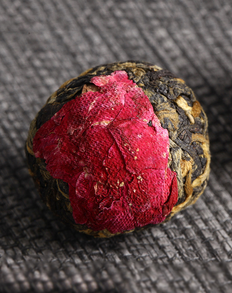 Thé noir à la rose et aux perles du dragon Fengqing