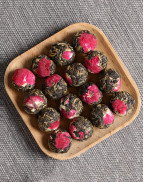 Thé noir à la rose et aux perles du dragon Fengqing