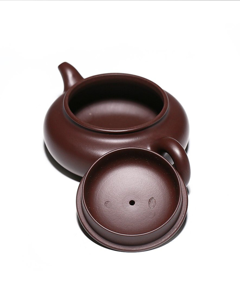 Théière en argile violette à large couvercle et ventre plat