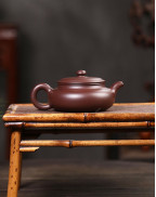 Théière en argile violette à large couvercle et ventre plat