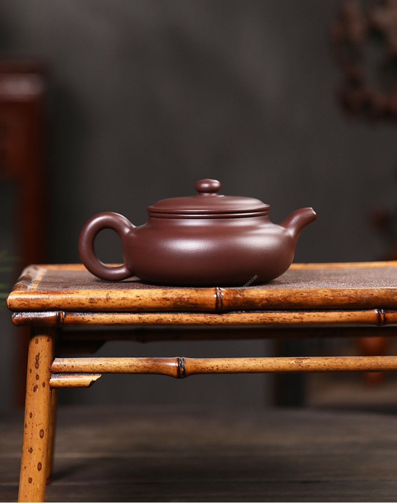 Théière en argile violette à large couvercle et ventre plat