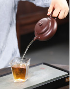 Théière en argile violette à large couvercle et ventre plat