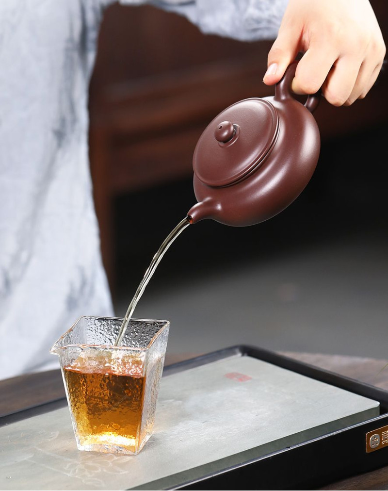 Théière en argile violette à large couvercle et ventre plat