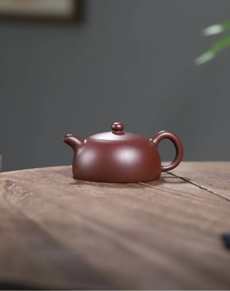 Théière classique en argile violette en forme de demi-lune