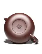 Théière en argile violette à large couvercle et ventre plat