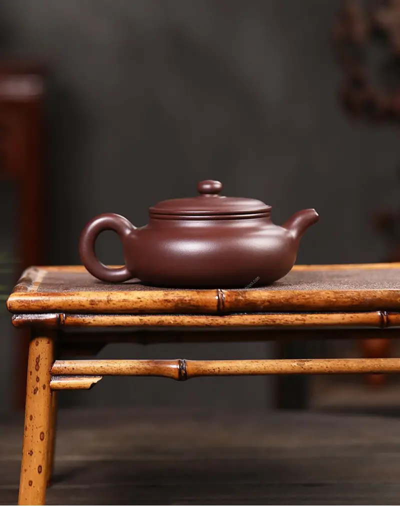 Théière en argile violette à large couvercle et ventre plat