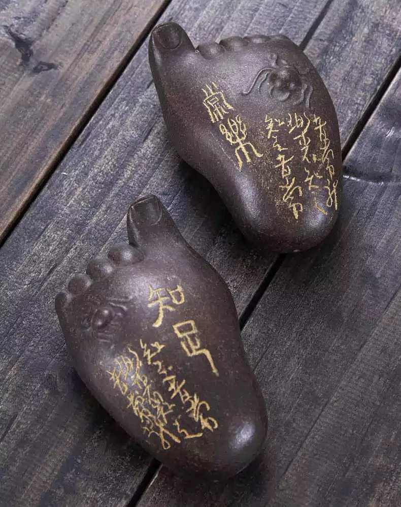 L'animal de compagnie à thé aux pieds de Bouddha L'animal de compagnie à thé aux pieds de Bouddha