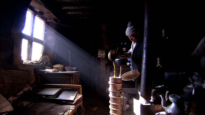 Faire du thé au beurre tibétain