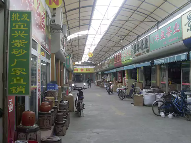 Quelques stands de thé dans un grand marché du thé chinois