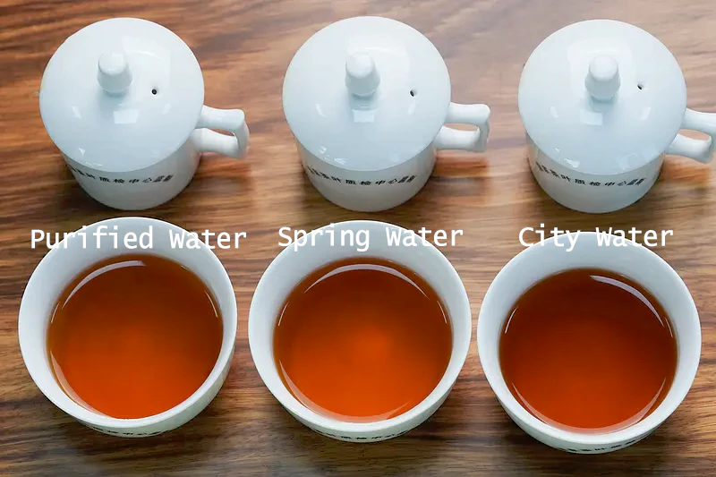 Différents rendements en eau donnent diverses couleurs de thé dans le thé noir