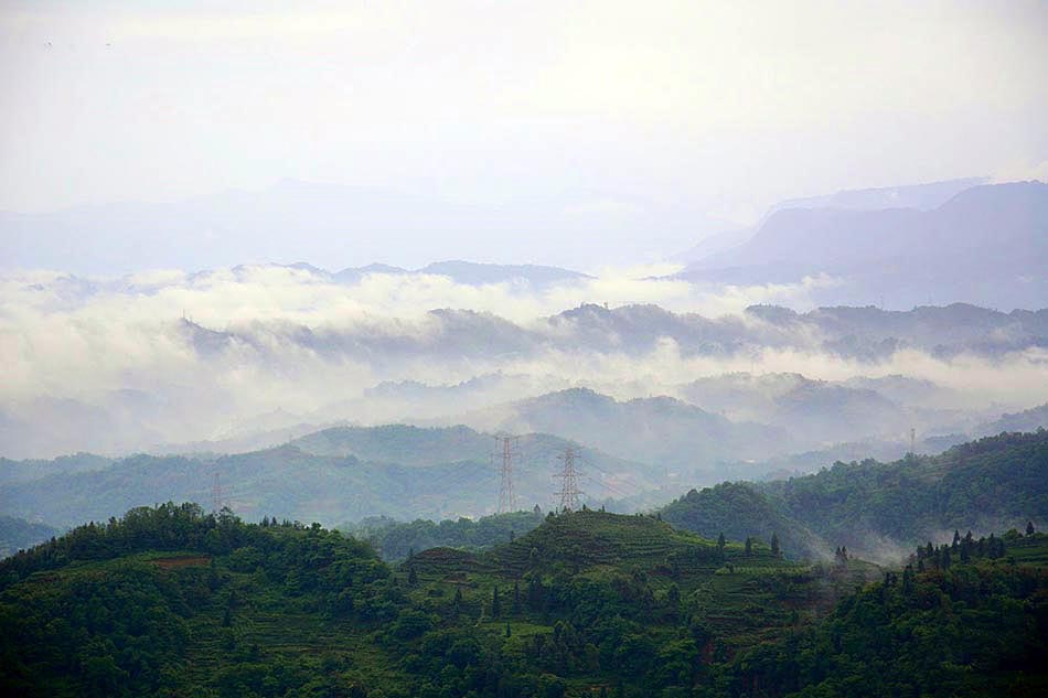 La montagne Mengding enveloppée de nuages