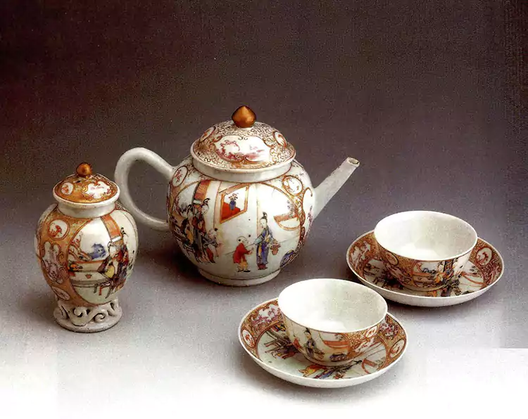 Un ensemble de services à thé fabriqués au milieu de la dynastie Qing (1661 - 1820)