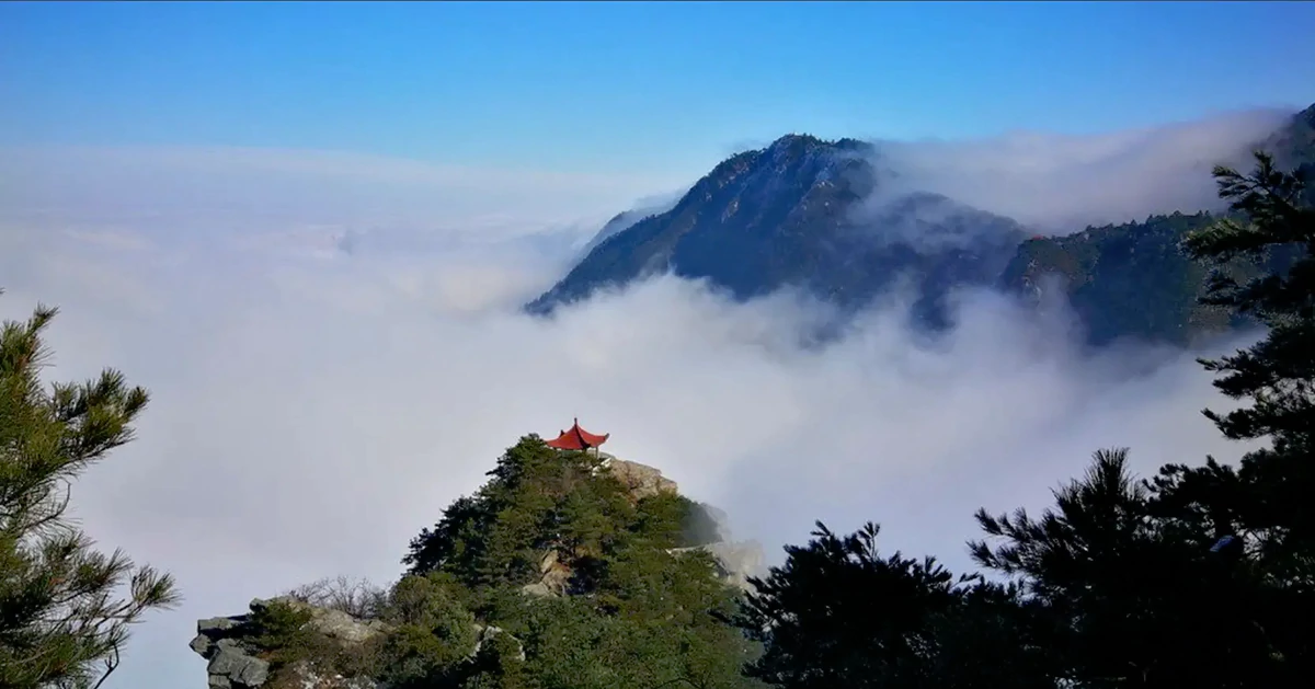 La montagne Lushan enveloppée de nuages La montagne Lushan enveloppée de nuages