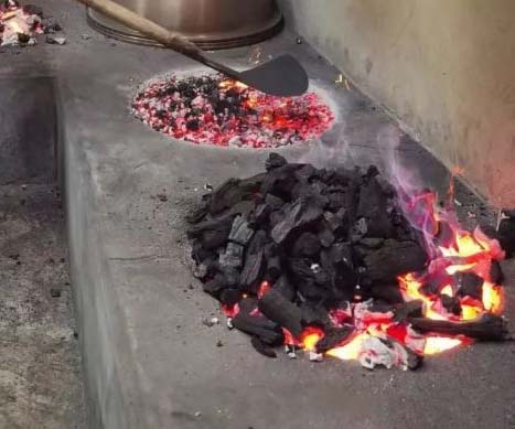 Feu de charbon de bois utilisé pour rôtir le thé Tie Guan Yin Feu de charbon de bois utilisé pour rôtir le thé Tie Guan Yin