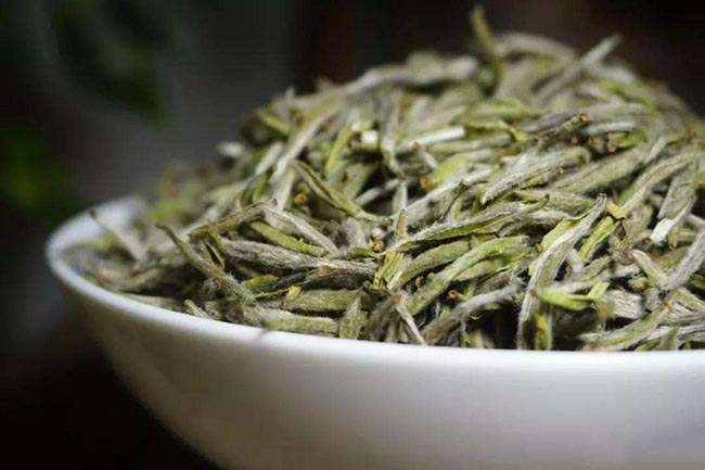 Feuilles de thé séchées de thé blanc à l'aiguille d'argent (bai hao yin zhen)